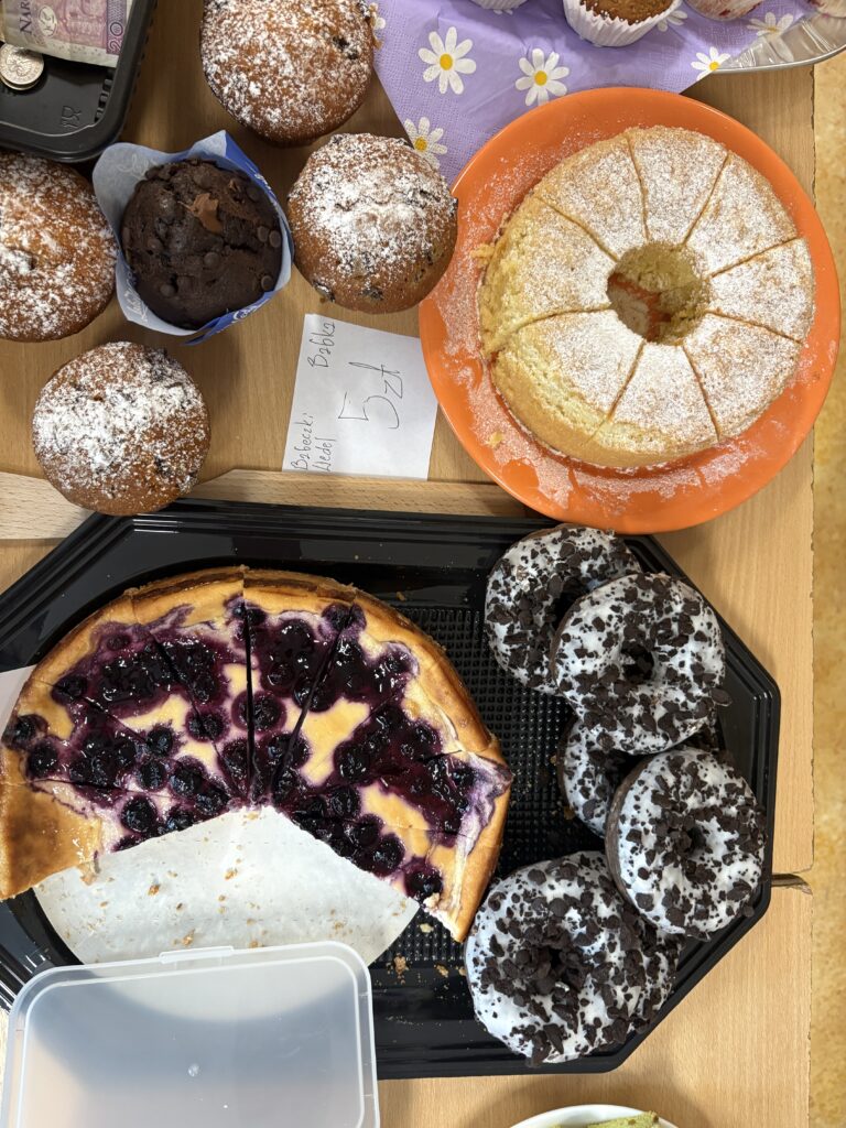 na zdjęciu widzimy ciasta, donaty i babeczki