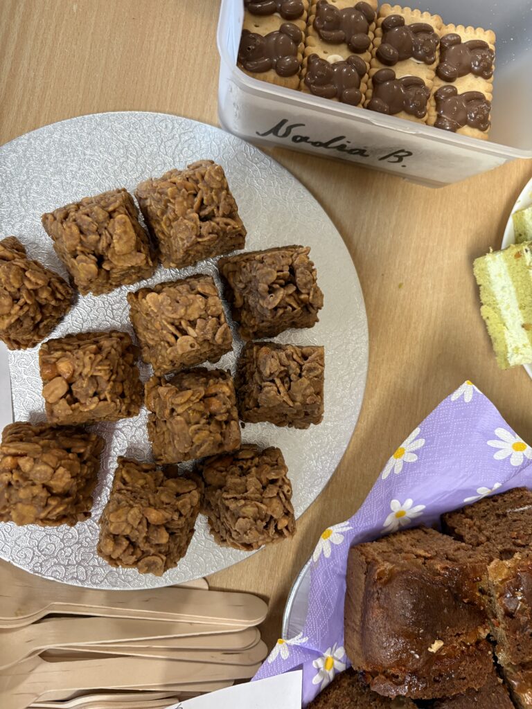 zdjęcie ciasteczek z czekoladą i ciastek musli