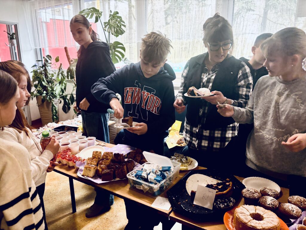 zdjęcie dzieci i pani Agaty jak sprzedają 