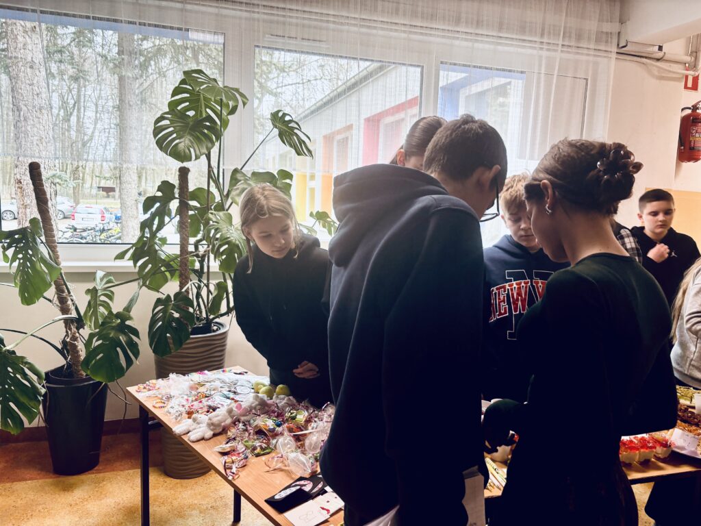 dzieci podczas sprzedaży i zakupów 