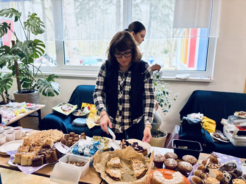 zdjęcie dzieci i pani Agaty jak sprzedają 