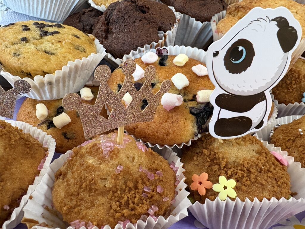 zdjęcie babeczek przystrojonych wyciętymi ozdobami 