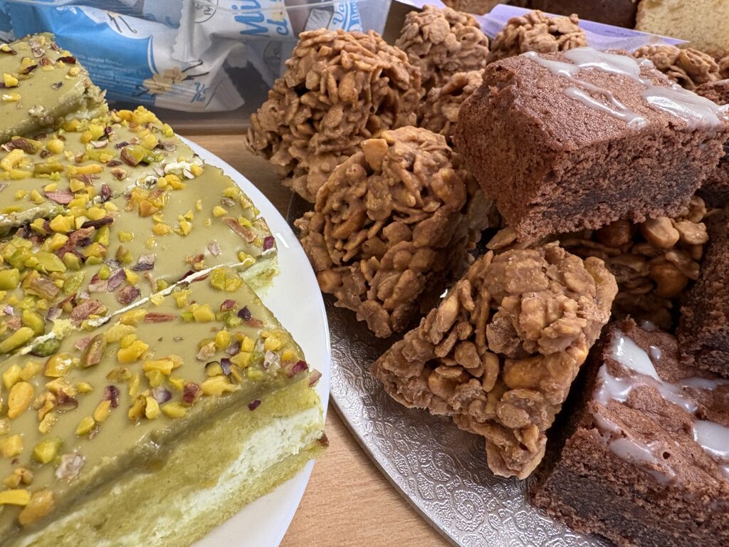 zdjęcie ciasta pistacjiowego i czekoladowego