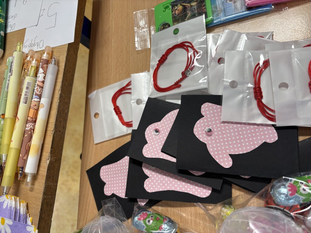 zdjęcie karteczek, długopisów i bransoletek 