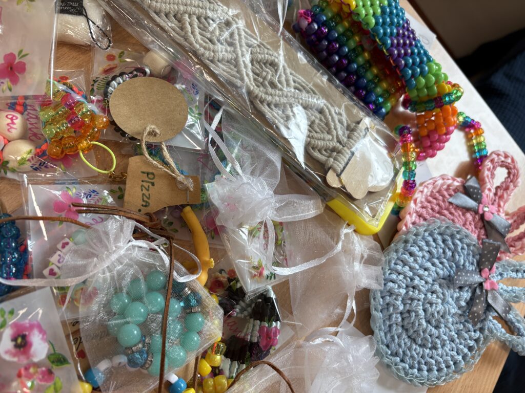 zdjęcie rękodzieła, bransoletki, podkładki paski