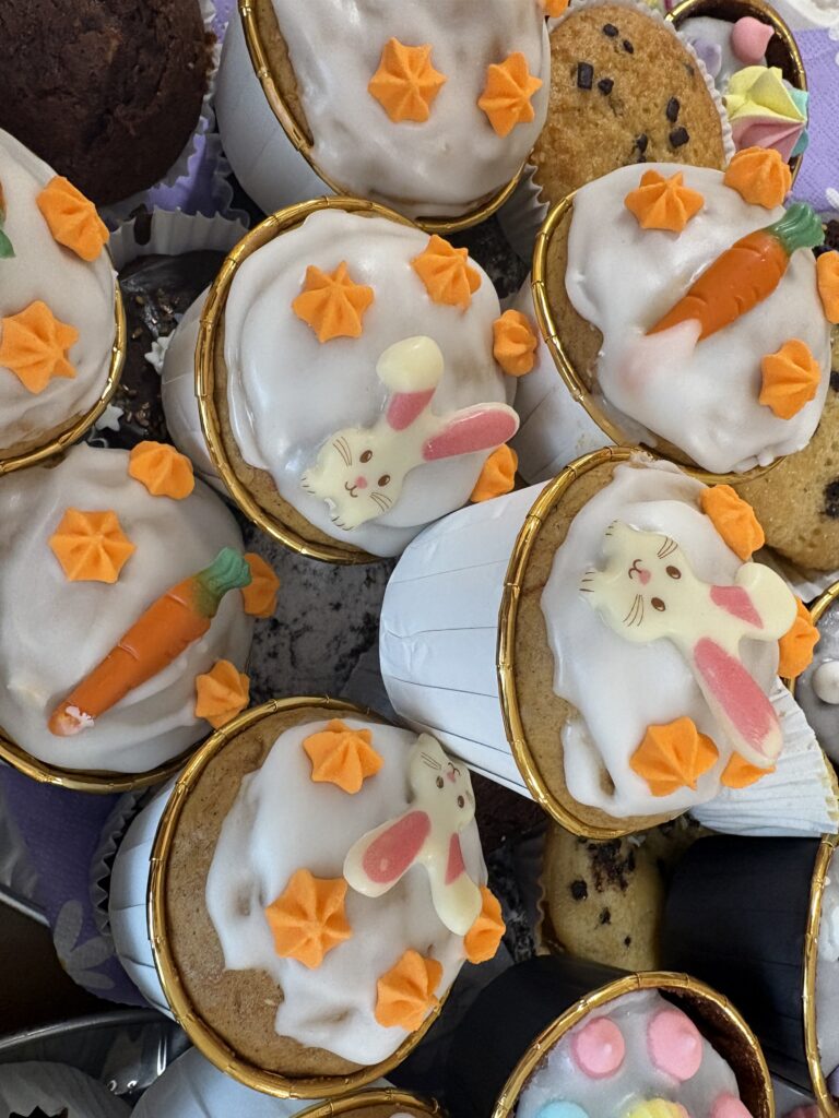 zdjęcie babeczek przystrojonych lukrem- króliczki lukrowe