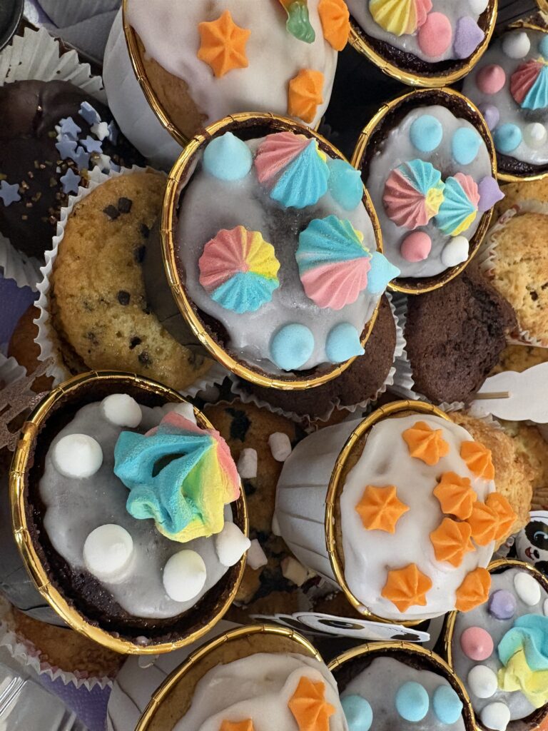 zdjęcie babeczek przystrojonych lukrem bezy lukrowe