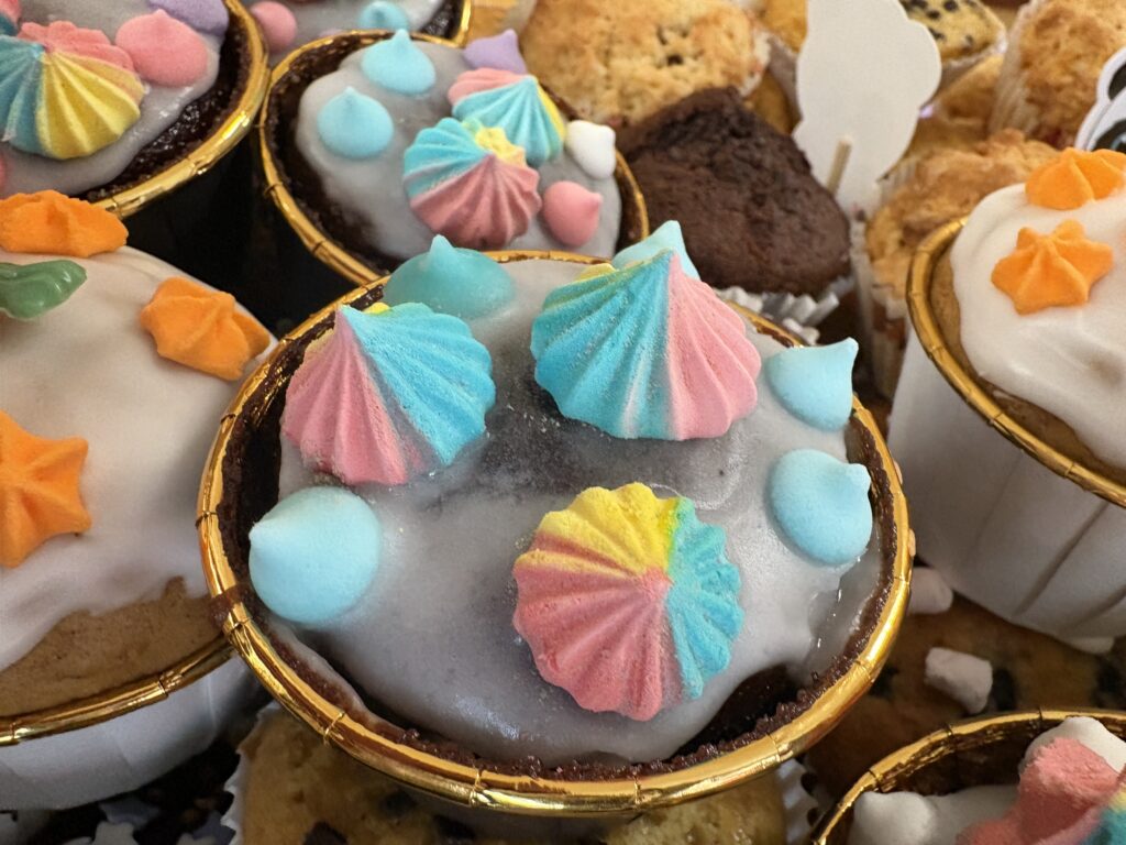 zdjęcie babeczek przystrojonych lukrem, lukrowe bezy