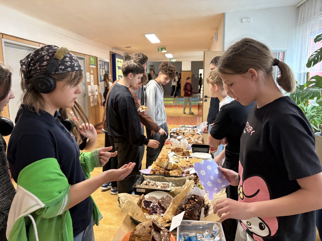 widać dzieci sprzedające i kupujące po środku słodycze