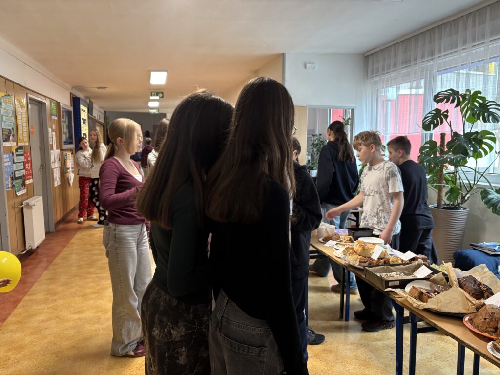 widać dzieci sprzedające i kupujące po środku słodycze