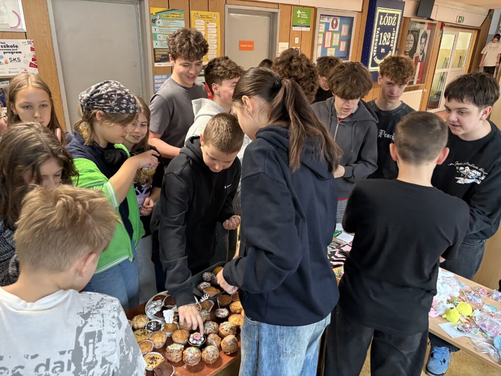 widać dzieci sprzedające i kupujące po środku słodycze