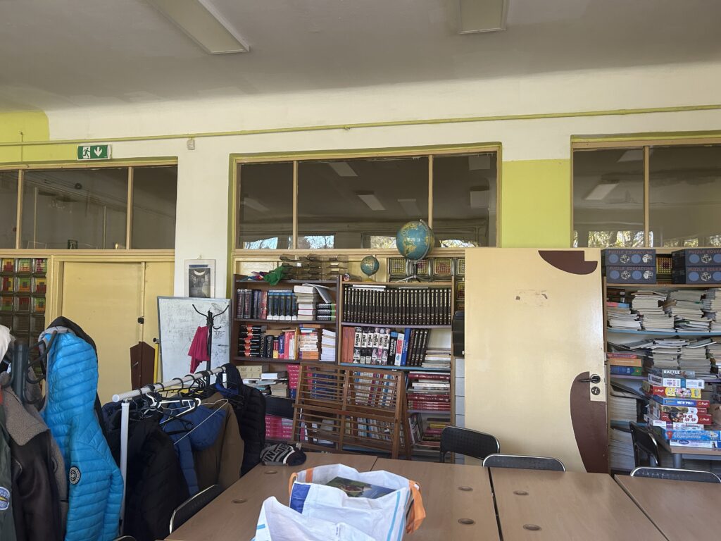 wygląd biblioteki w której znajdują się wieszaki z ubraniami