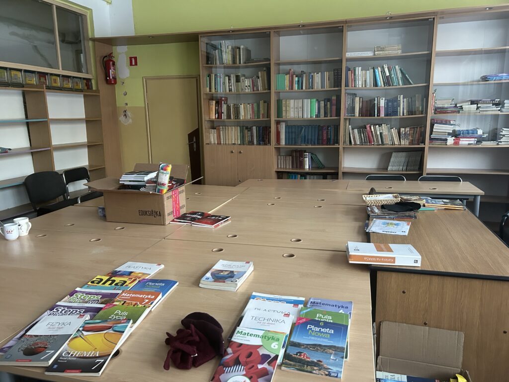 biblioteka, a w niej stoły, porozkładane podręczniki