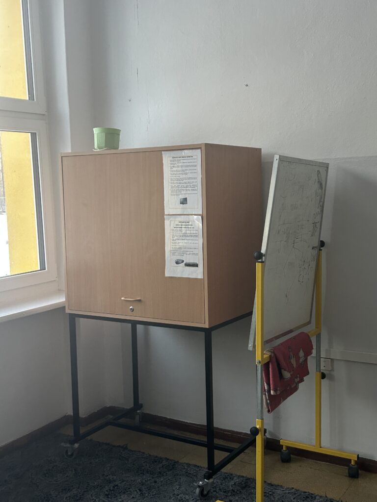 stara szafka RTV oraz tablica