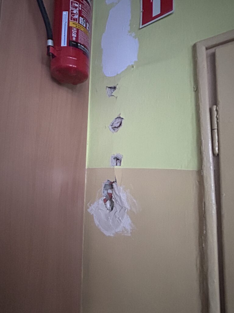 dziury w ścianie w bibliotece