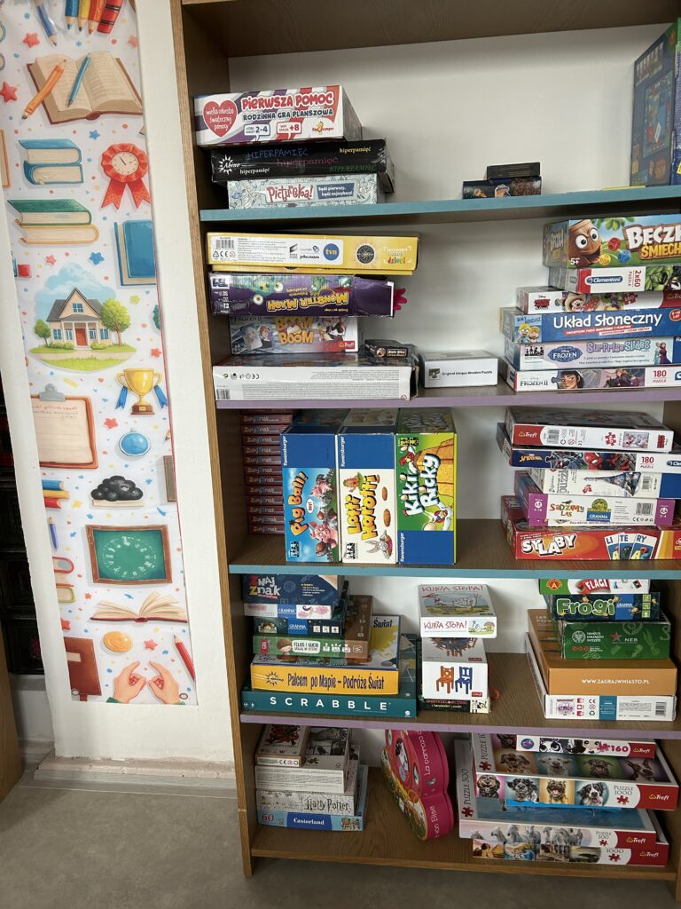 widok na regał z grami i puzzlami