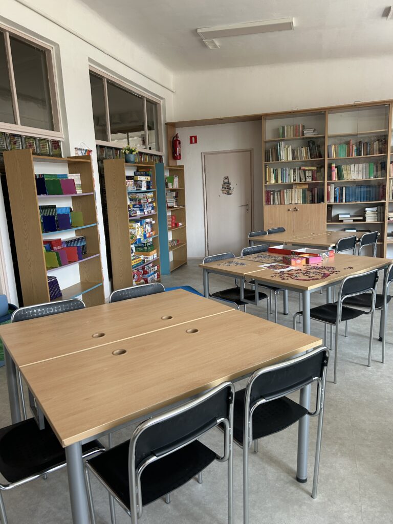 widok ogólny na bibliotekę-stoliki, regały z książkami