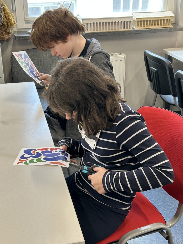 dziewczynka i chłopiec wycinają obrazki