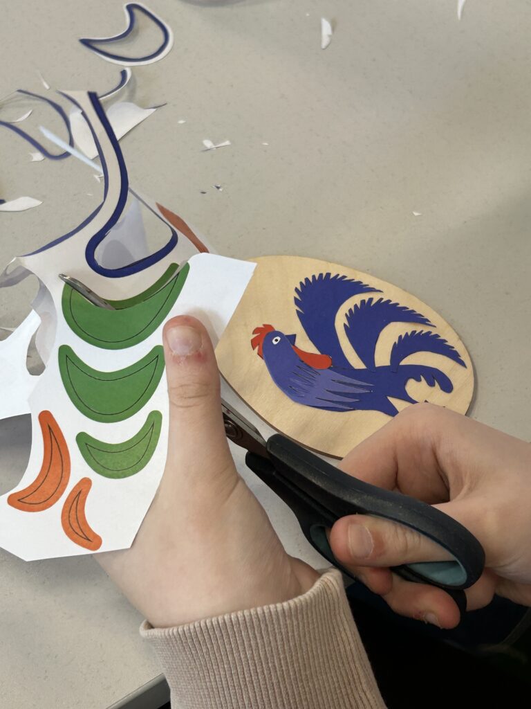dziewczynka wycina elementy kogucika