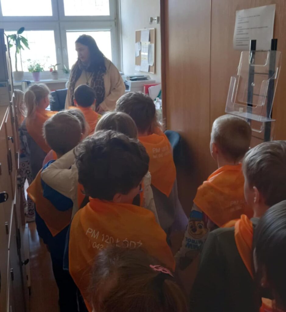 przedszkolaki rozmawiają z Panią z księgowości