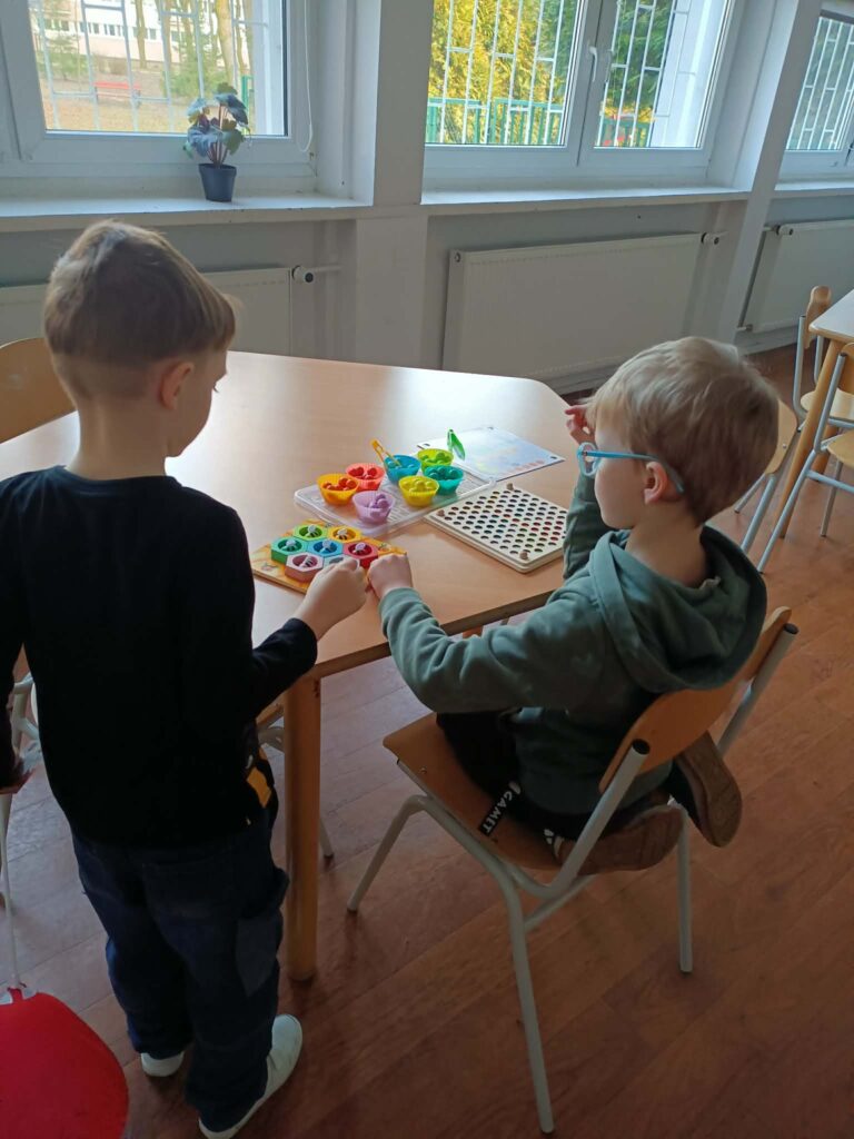 dzieci bawią się kolckami