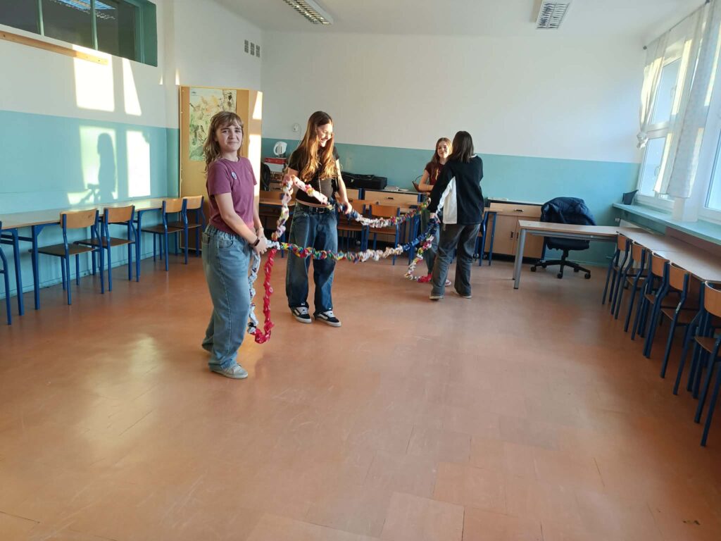 dziewczynki trzymają łańcuch 