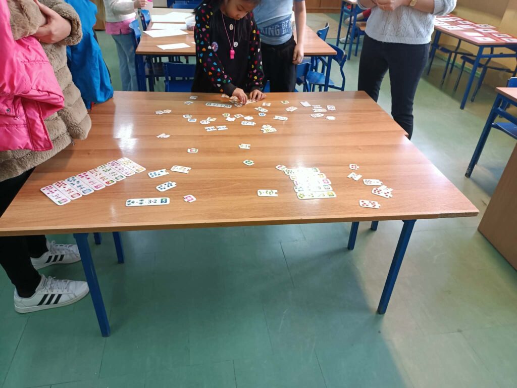 dzieci układają grę