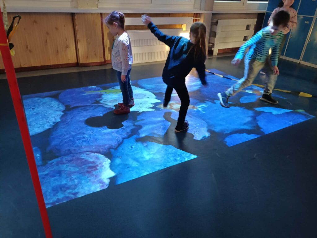 dziewczynki bawią się na dywanie interaktywnym 