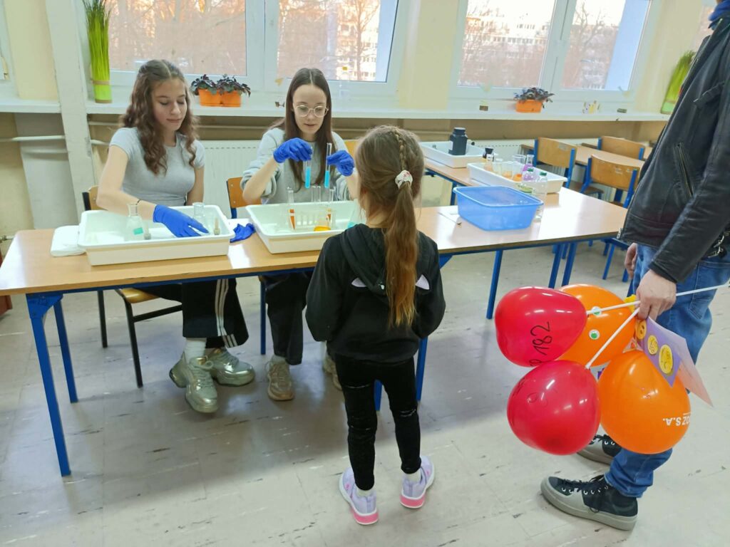 dziewczynki wykonują eksperymenty