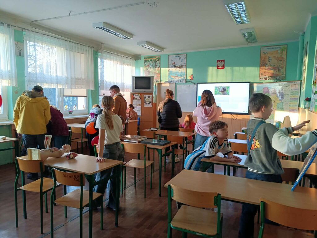 dzieci zwiedzają klasę