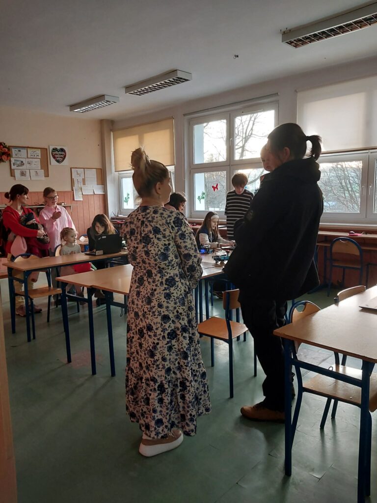 nauczycielka rozmawia z rodzicami