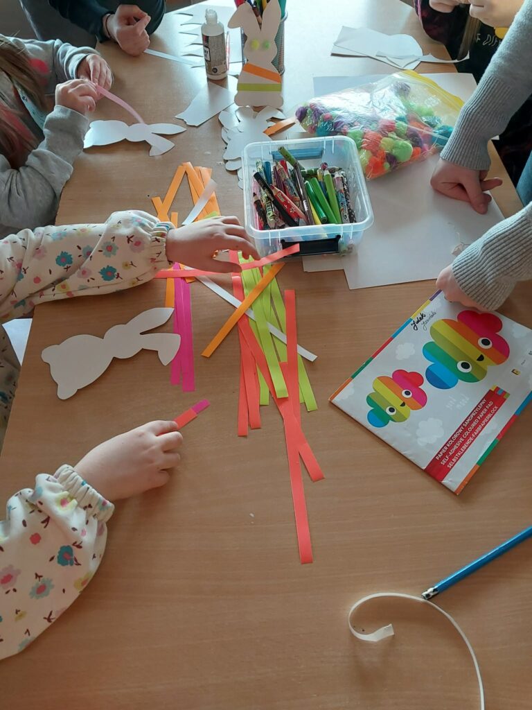 zapawa kolorowym papierem, wyklejanie