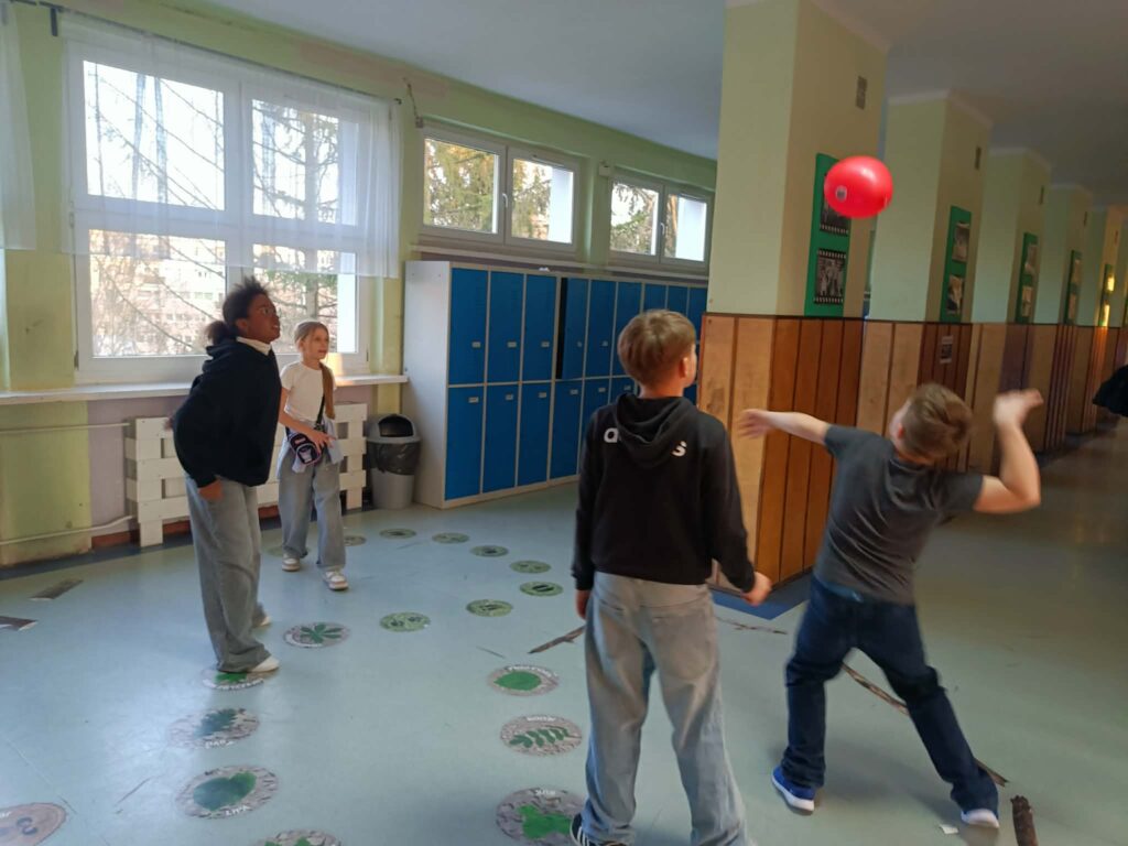 dzieci bawią się balonem