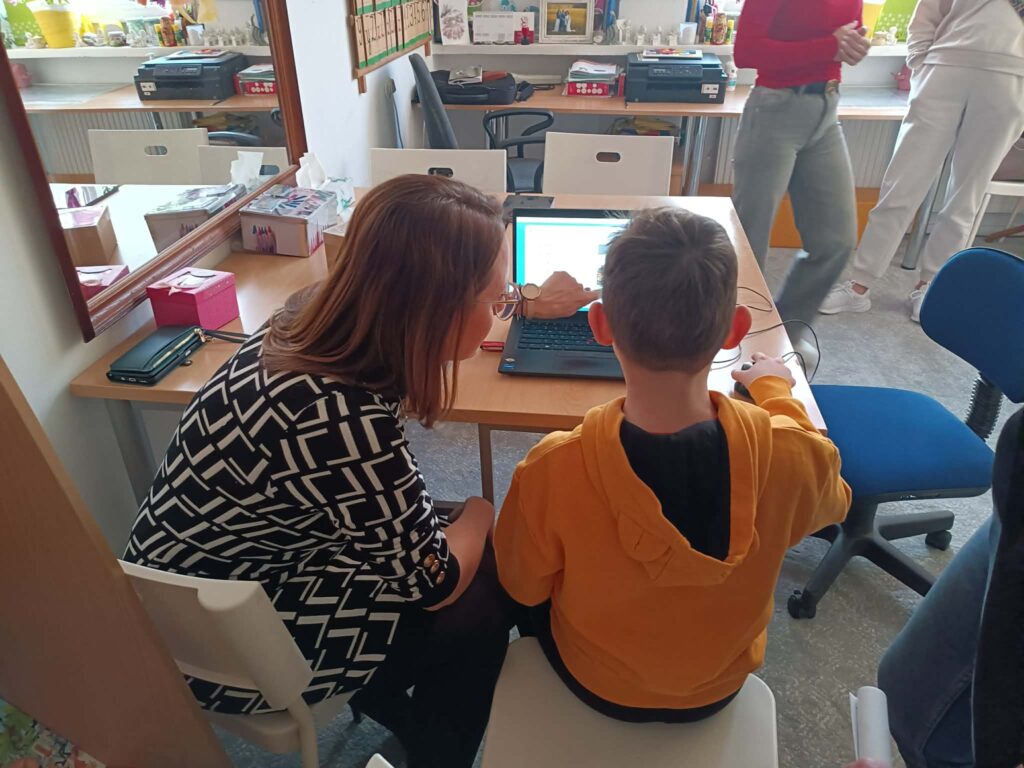 pani coś tłumaczy dziecku