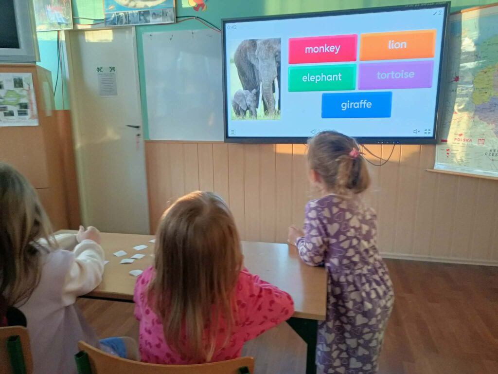 dzieci oglądają ekran interaktywny