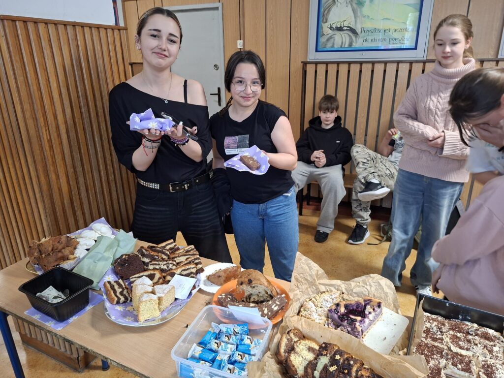 widać dzieci kupujące i stoliki ze słodkościami