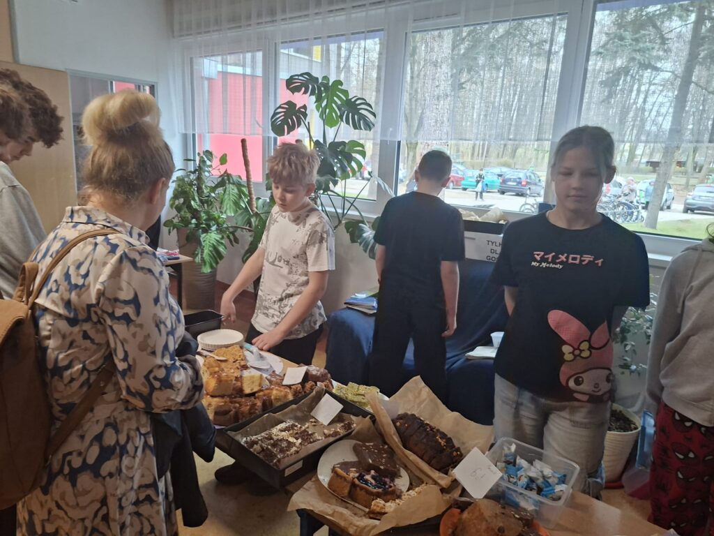 widać dzieci sprzedające i kupujące po środku słodycze