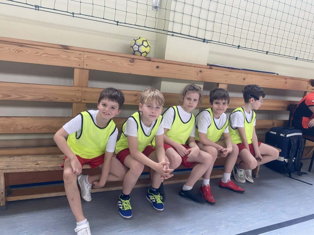 zdjęcie grupowe uczniów naszej szkoły biorących udział w zawodach