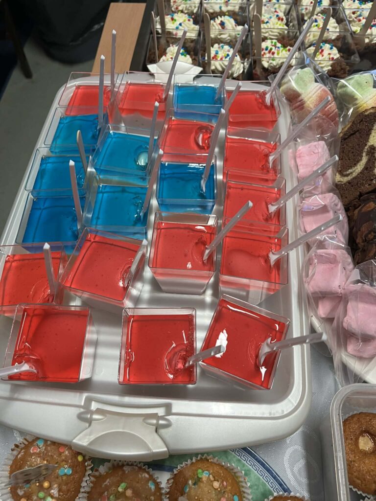 zdjęcie deserków, kolorowe deserki z galaretką