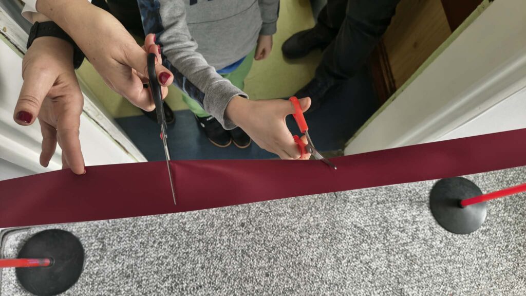 Na zdjęciu uchwycono moment przecięcia wstęgi i oficjalnego oddania Pokoju Wyciszeń do użytkowania.