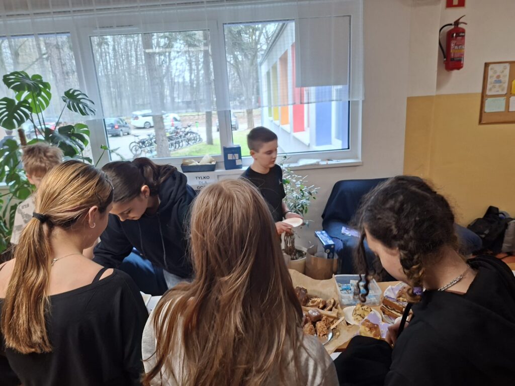 widać dzieci sprzedające i kupujące po środku słodycze