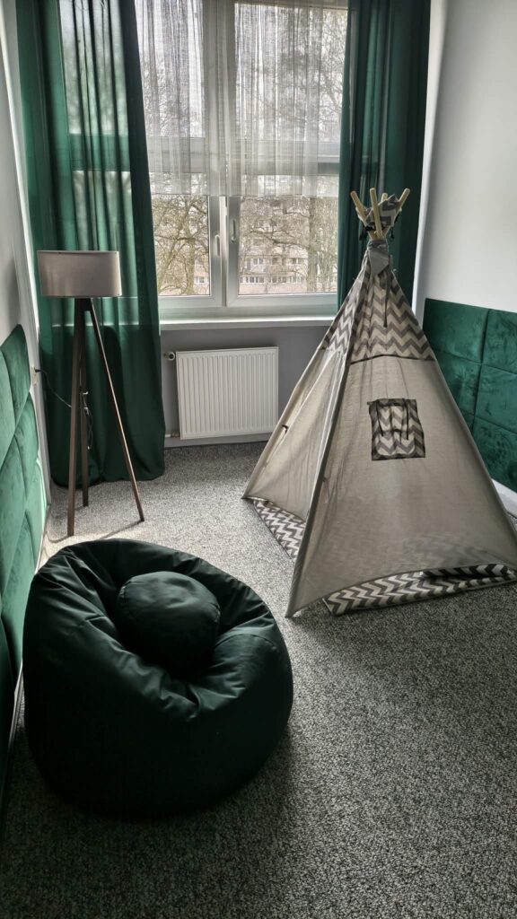 Zdjęcie przedstawia wyposażenie wspierające wyciszenie i relaks uczniów.