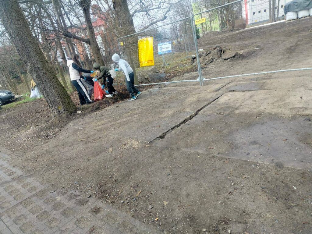 z oddala widać dzieci jak zbierają śmieci