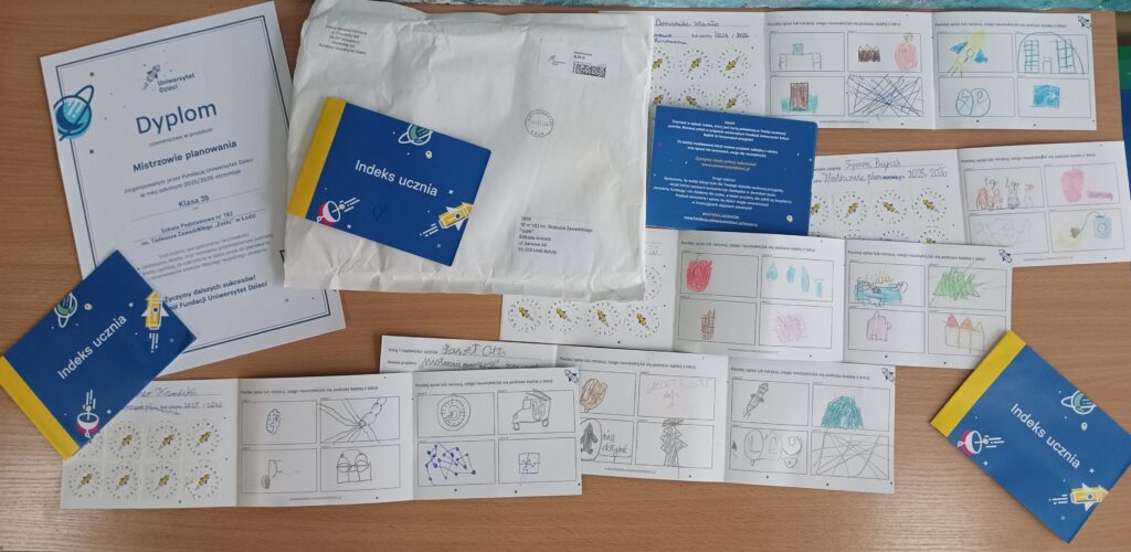 zdjęcie indeksów i koperty w której one przyszły 