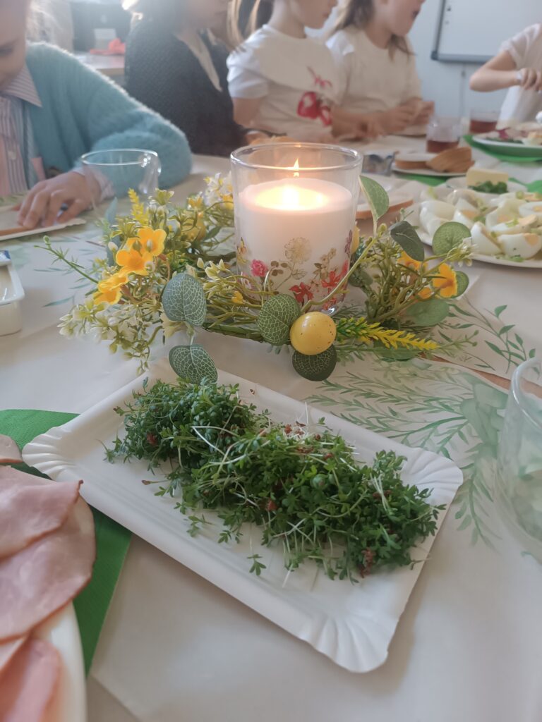 zdjęcie dzieci przy stole, zbliżenie na rzeżuchę 