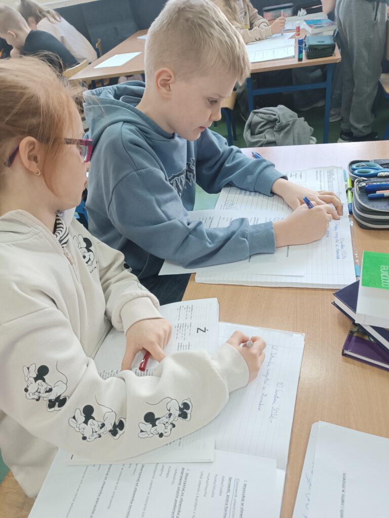 uczeń i uczennica rozwiązują zadania