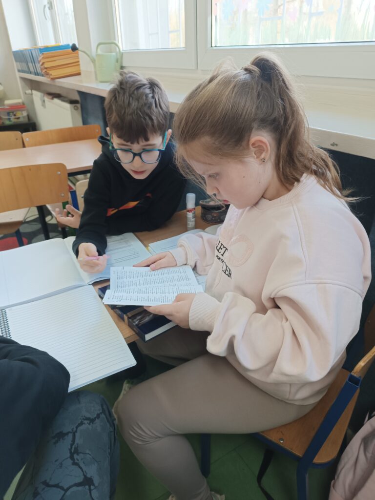 uczeń i uczennica rozwiązują zadania
