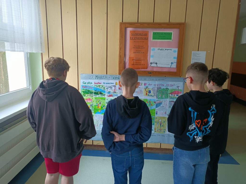 dzieci oglądają plakat o wodzie