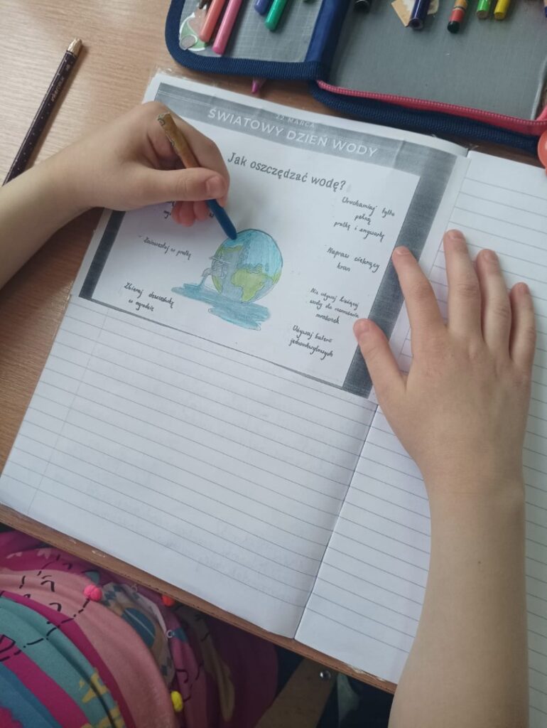 zdjęcie zeszytu z wklejonym zadaniem o wodzie