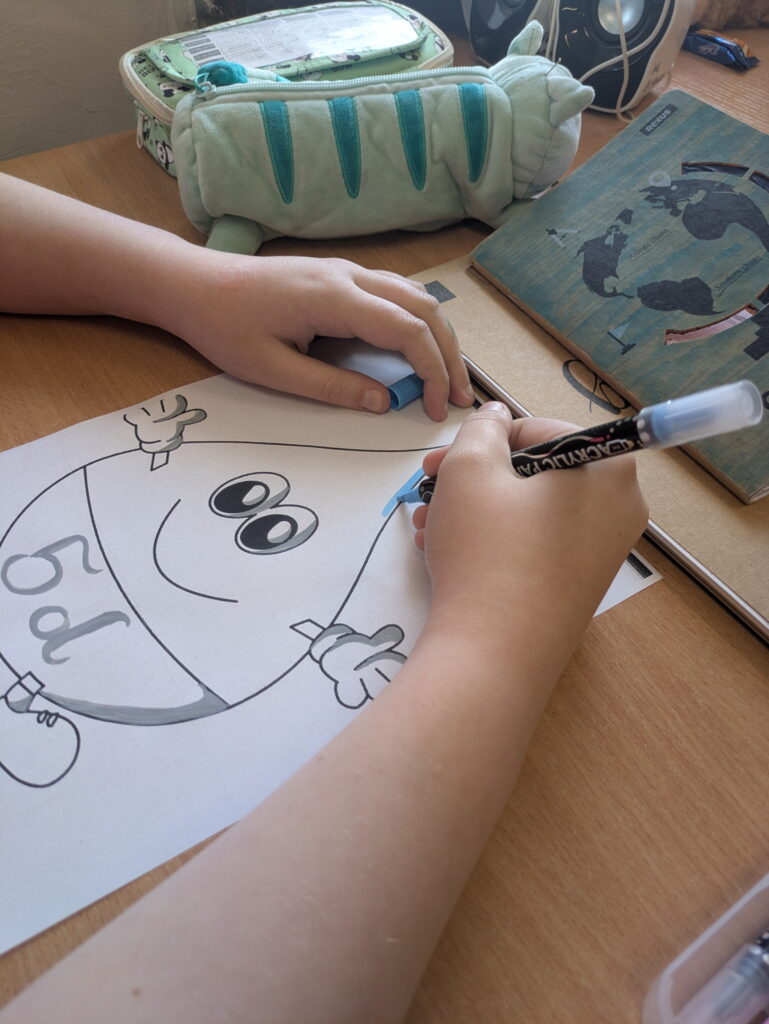 widać jak rączki malują rysunek kropelki wody